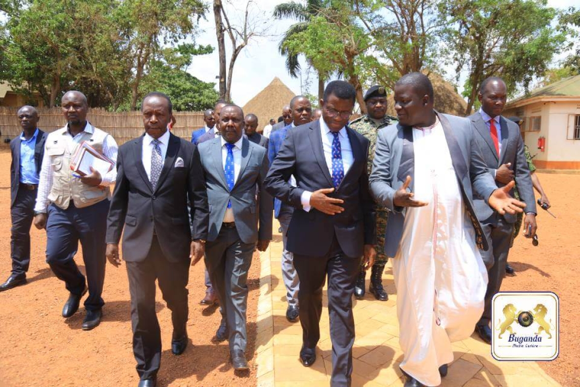 Katikkiro ng'alambula omulimu gw'okuzzaawo Amasiro g'e Kasubi, ng'ali wamu n'abakungu b'obwakabaka abalala Katikkiro ng'alambula omulimu gw'okuzzaawo Amasiro g'e Kasubi, ng'ali wamu n'abakungu b'obwakabaka abalala